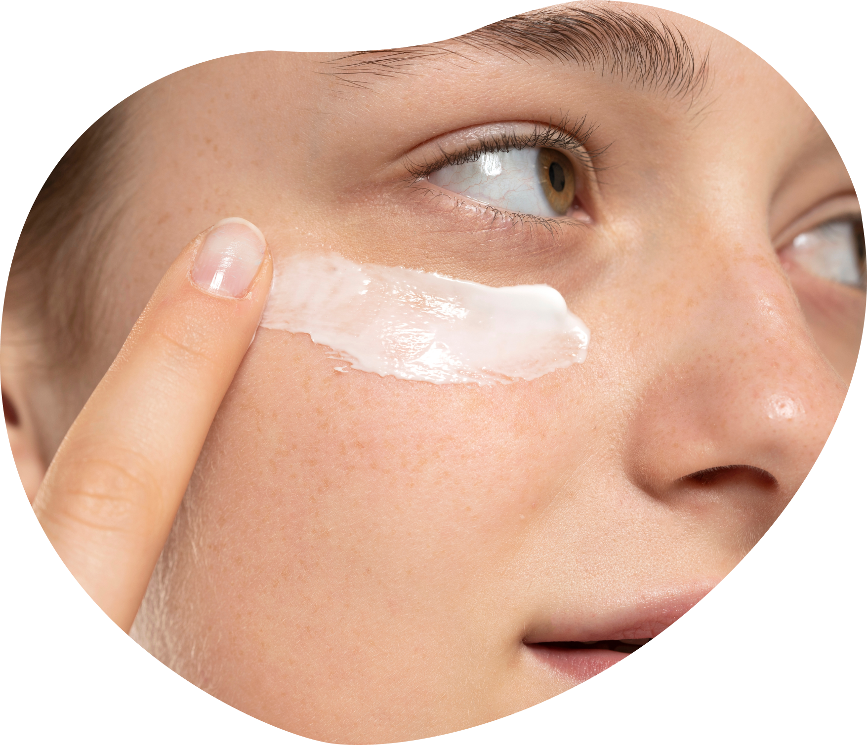 Women using mineral sunscreen on her face